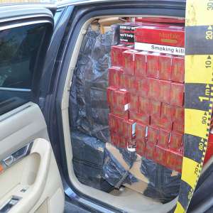 Aproximativ 30.000 pachete țigări și trei autoturisme, confiscate la frontiera de nord a României