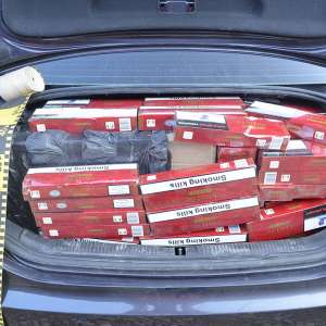 Aproximativ 30.000 pachete țigări și trei autoturisme, confiscate la frontiera de nord a României