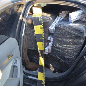 Aproximativ 30.000 pachete țigări și trei autoturisme, confiscate la frontiera de nord a României
