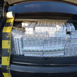 Aproximativ 30.000 pachete țigări și trei autoturisme, confiscate la frontiera de nord a României