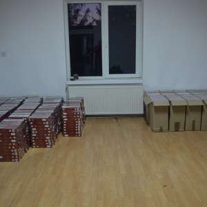 Aproximativ 30.000 pachete țigări și trei autoturisme, confiscate la frontiera de nord a României