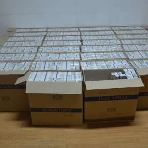 Aproximativ 30.000 pachete țigări și trei autoturisme, confiscate la frontiera de nord a României