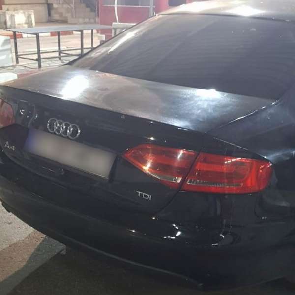 60 de pachete cu tutun pentru narghilea, ascunse într-un autoturism condus de un ieşean