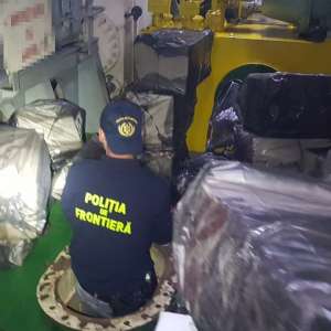 Aproximativ 14.000 de pachete cu țigări de contrabandă, descoperite de polițiștii de frontieră în Portul Constanța Sud Agigea