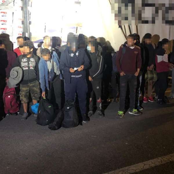 52 de persoane din Siria şi Palestina, depistate ascunse în două mijloace de transport la P.T.F. Nădlac II