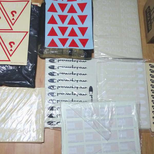 Aproximativ 10.700 de etichete, inscripţionate cu numele unor firme cunoscute, confiscate la P.T.F. Calafat