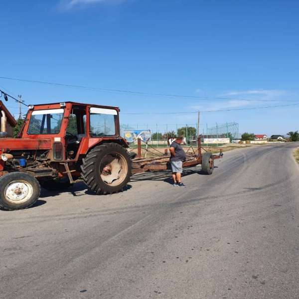 Tractor cu remorcă neînmatriculată, depistat în trafic de polițiștii de frontieră ieşeni