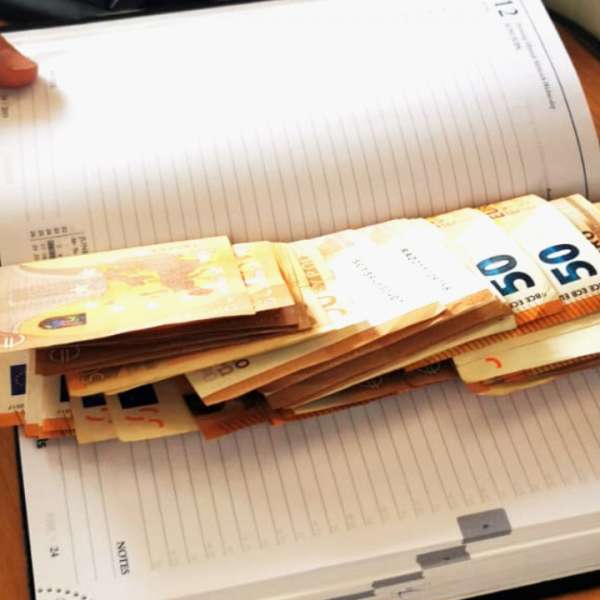 Patru cetăţeni albanezi prinşi în flagrant în timp ce încercau să ofere 1.000 de euro mită unui polițist de frontieră de la P.T.F. Jimbolia