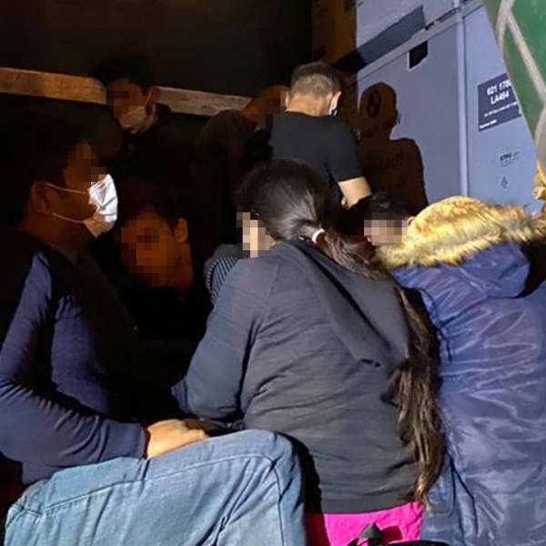 25 de cetățeni străini, depistați ascunși în două mijloace de transport la P.T.F. Nădlac II