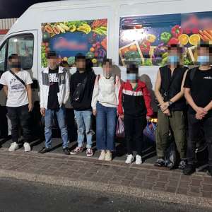 Șapte cetățeni vietnamezi, ascunși printre lăzi cu fructe, depistaţi la P.T.F. Giurgiu