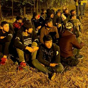 Douăzeci şi unu de cetăţeni străini, depistaţi pe jos la graniţa cu Ungaria