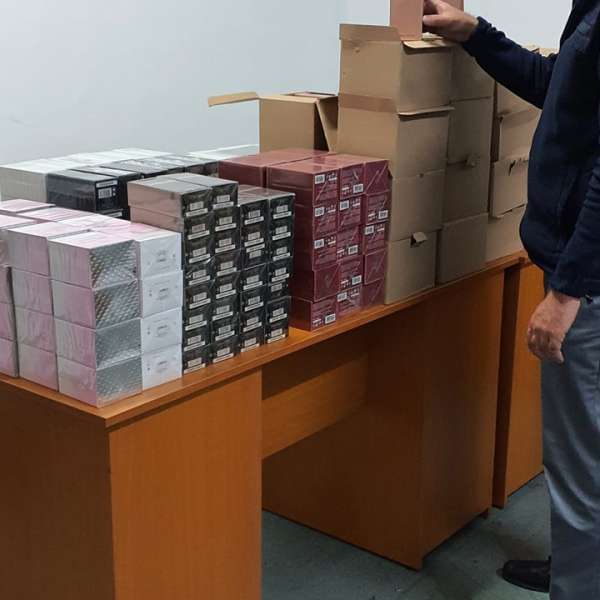 Peste 3.100 articole de vestimentație și parfumerie susceptibile a fi contrafăcute, confiscate de polițiștii de frontieră de la P.T.F. Giurgiu