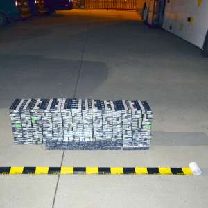 Țigări de contrabandă ascunse în echipamentul de sonorizare al unui autocar
