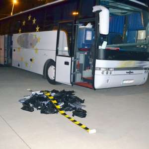 Țigări de contrabandă ascunse în echipamentul de sonorizare al unui autocar