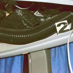 Țigări de contrabandă ascunse în echipamentul de sonorizare al unui autocar