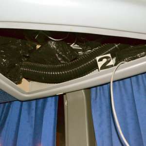 Țigări de contrabandă ascunse în echipamentul de sonorizare al unui autocar