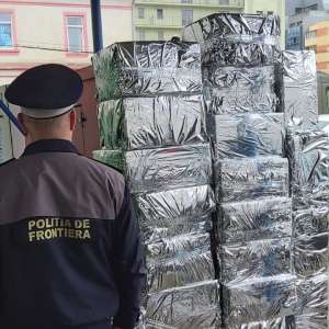 Peste 14.500 pachete de țigări, descoperite într-o  autoutilitară și la frontiera verde