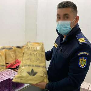 Bunuri susceptibile a fi contrafăcute şi tutun peste limita legală, confiscate de polițiștii de frontieră din P.T.F. Giurgiu