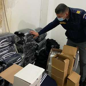 Bunuri susceptibile a fi contrafăcute şi tutun peste limita legală, confiscate de polițiștii de frontieră din P.T.F. Giurgiu