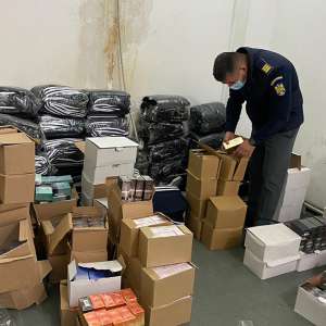 Bunuri susceptibile a fi contrafăcute şi tutun peste limita legală, confiscate de polițiștii de frontieră din P.T.F. Giurgiu