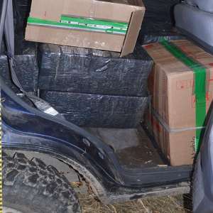 Peste 17.000 de pachete cu țigări confiscate și doi cetățeni români cercetați pentru contrabandă