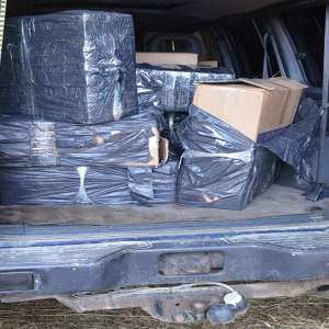 Peste 17.000 de pachete cu țigări confiscate și doi cetățeni români cercetați pentru contrabandă