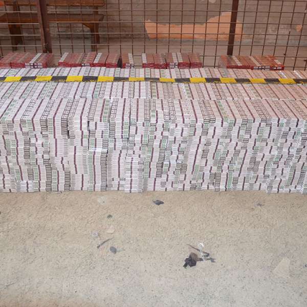 Peste 17.000 de pachete cu țigări confiscate și doi cetățeni români cercetați pentru contrabandă