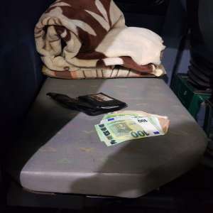 Valută peste plafonul legal admis de lege, nedeclarată, confiscată la frontieră