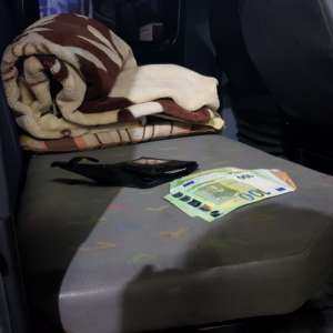 Valută peste plafonul legal admis de lege, nedeclarată, confiscată la frontieră