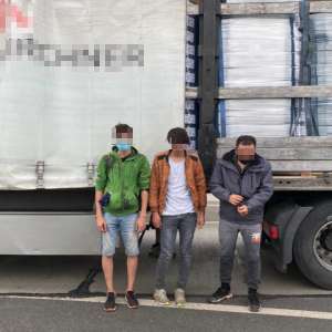 Opt cetăţeni străini depistaţi ascunşi în mijloace de transport la P.T.F. Nădlac II