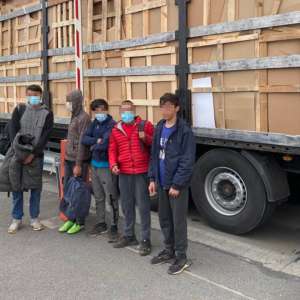 Opt cetăţeni străini depistaţi ascunşi în mijloace de transport la P.T.F. Nădlac II