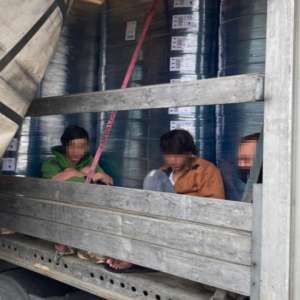 Opt cetăţeni străini depistaţi ascunşi în mijloace de transport la P.T.F. Nădlac II