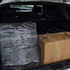 Țigări de contrabandă, armă neletală, sume în lei și valută descoperite de polițiștii de frontieră, într-un autoturism