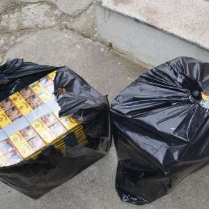 Țigări de contrabandă, armă neletală, sume în lei și valută descoperite de polițiștii de frontieră, într-un autoturism