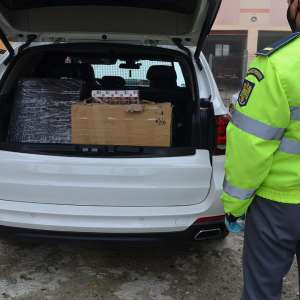 Țigări de contrabandă, armă neletală, sume în lei și valută descoperite de polițiștii de frontieră, într-un autoturism