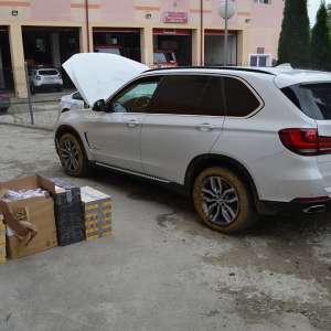 Țigări de contrabandă, armă neletală, sume în lei și valută descoperite de polițiștii de frontieră, într-un autoturism