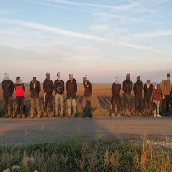 20 de irakieni depistați de polițiștii de frontieră constănțeni, la marginea unei păduri