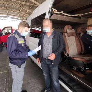 La volan cu permis de conducere fals