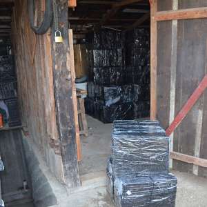 Peste 15.000 pachete țigări și un autoturism confiscate în urma unei percheziţii