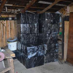 Peste 15.000 pachete țigări și un autoturism confiscate în urma unei percheziţii