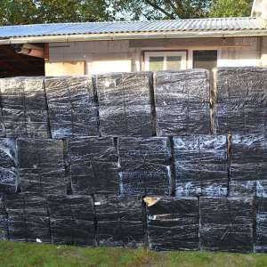 Peste 15.000 pachete țigări și un autoturism confiscate în urma unei percheziţii