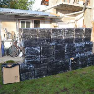 Peste 15.000 pachete țigări și un autoturism confiscate în urma unei percheziţii