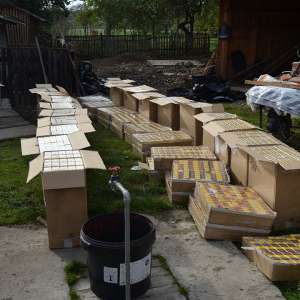 Peste 15.000 pachete țigări și un autoturism confiscate în urma unei percheziţii