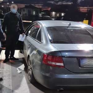 Pistol cu gaze ascuns în cotiera unui autoturism, descoperit la P.T.F. Sculeni