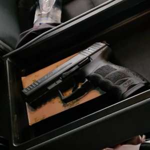 Pistol cu gaze ascuns în cotiera unui autoturism, descoperit la P.T.F. Sculeni