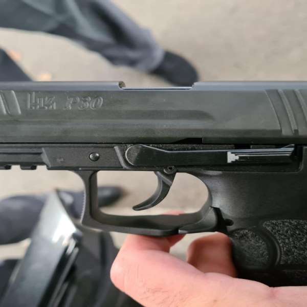Pistol cu gaze ascuns în cotiera unui autoturism, descoperit la P.T.F. Sculeni
