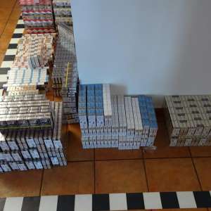 Peste 3.600 pachete cu țigări  descoperite ascunse în două microbuze, de poliţiştii de frontieră în P.T.F. Calafat