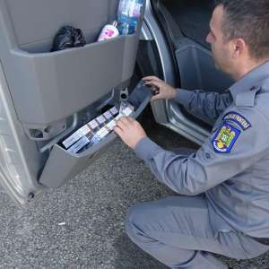 Peste 3.600 pachete cu țigări  descoperite ascunse în două microbuze, de poliţiştii de frontieră în P.T.F. Calafat