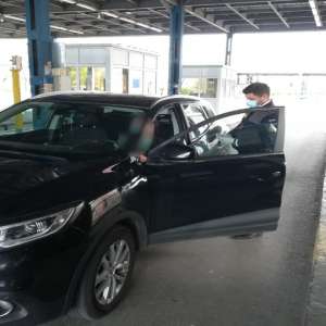 La volanul unui autoturism, deși avea dreptul de a conduce suspendat