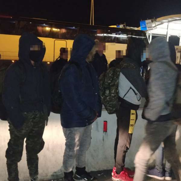 Nouă cetăţeni străini depistaţi ascunşi în două mijloace de transport, la P.T.F. Nădlac II